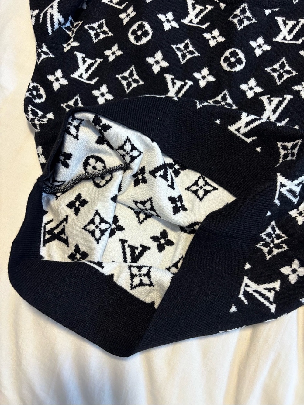 Monogram Sweater 🖤 - Picture 4 of 4